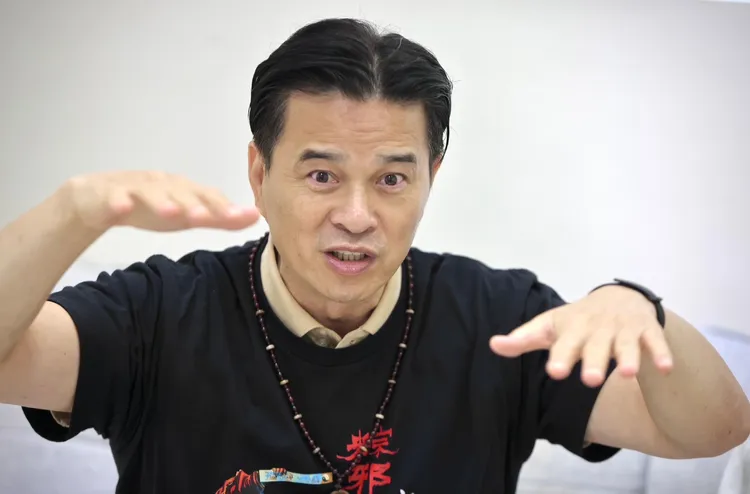 李興文非常虔誠。林林攝