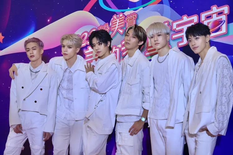 Ozone團員子翔（左起）、哲言、佳辰、藍心湄、煥鈞、文廷等出席頒獎典禮。林林攝