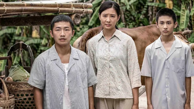 《牛車來去》安心亞（中）、蔡昌憲（左）飾演姊弟。