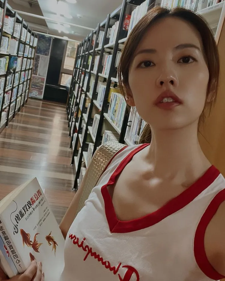 阿諾現身學校圖書館。取自阿諾臉書