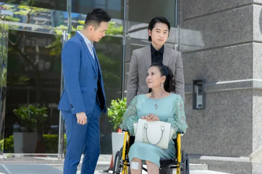 丁國琳爬牆摔傷韌帶 坐輪椅拍戲練出二頭肌