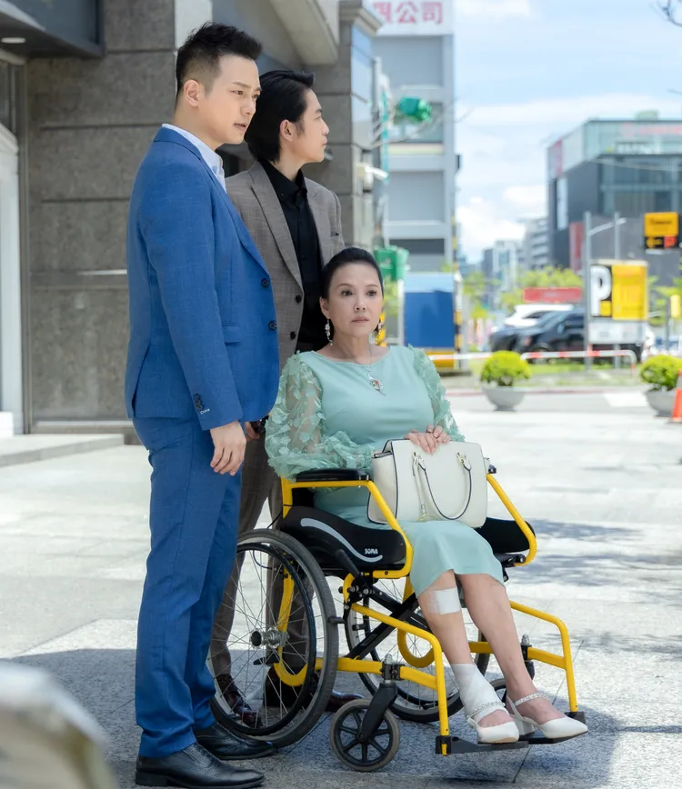 丁國琳就算坐輪椅氣勢不減。三立提供