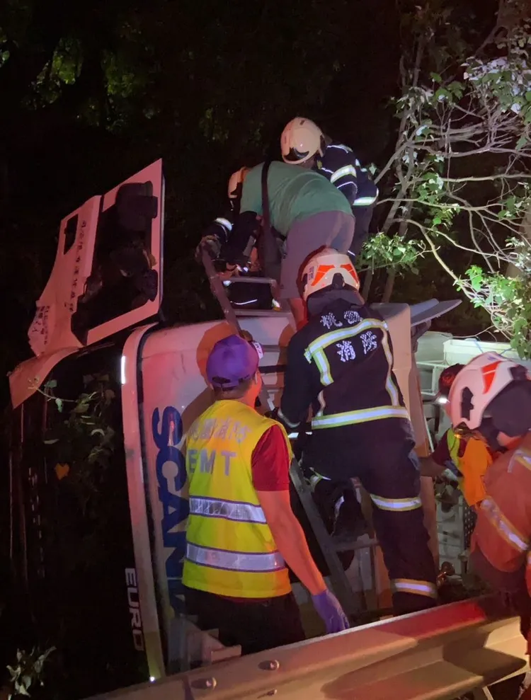 警消救援受困駕駛。國道警方提供