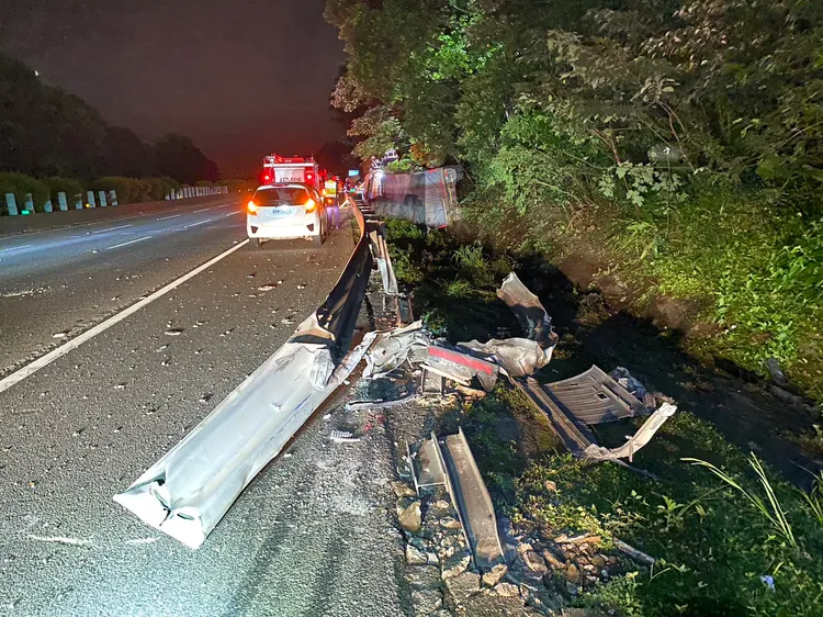 護欄被撞壞。國道警方提供