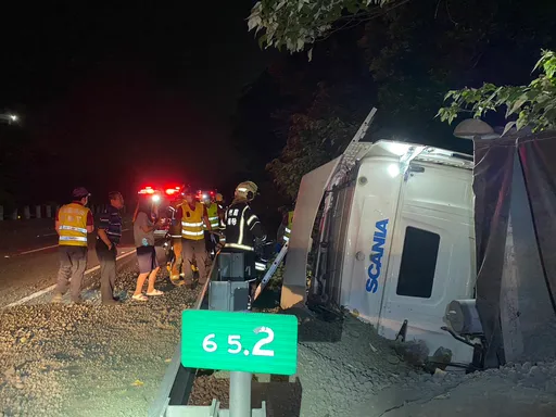 國3南向大溪路段聯結車衝落邊坡 現場拖吊作業一度造成車潮壅塞