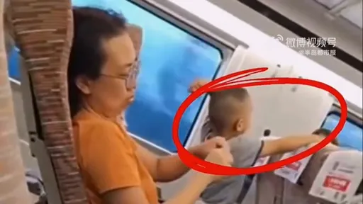 屁孩搭車亂打乘客頭 中國媽超嗆:別用大人標準來要求孩子
