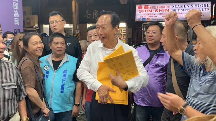 郭台銘收到連署書笑得樂開懷。記者葉先鵬攝