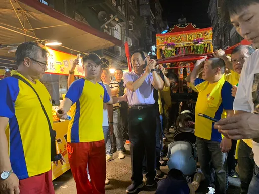 郭台銘走訪基隆連署站！民眾熱情高呼「郭總統」　面對連署狀況看重1件事