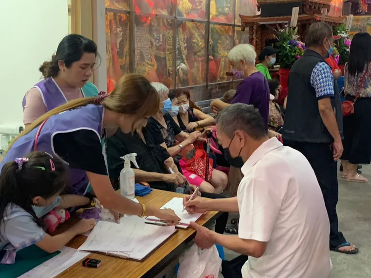 現場志工表示最近連署人數還蠻多的。記者葉先鵬攝