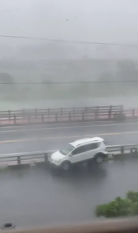 汽車快被吹飛。翻攝自臉書「台東大小事」