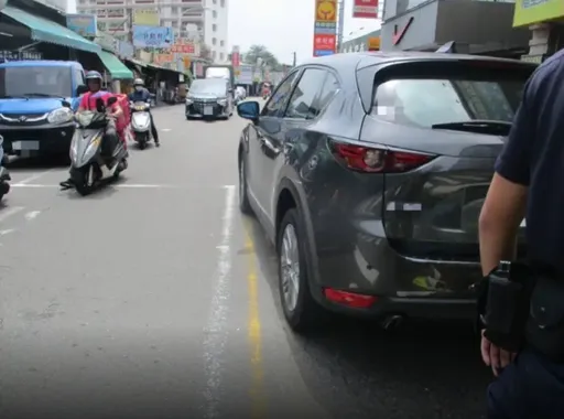 台中83歲嬤遭撞捲轎車底輾斃 女駕駛驚恐跪拜雙手合十