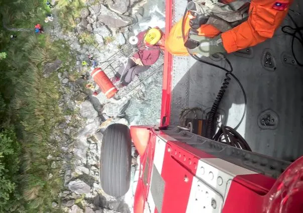 黑鷹直升機成功吊掛傷者。空勤總隊提供