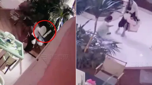 衣服被冰淇淋弄髒真的暴怒 母親拿商場椅子狠砸稚女