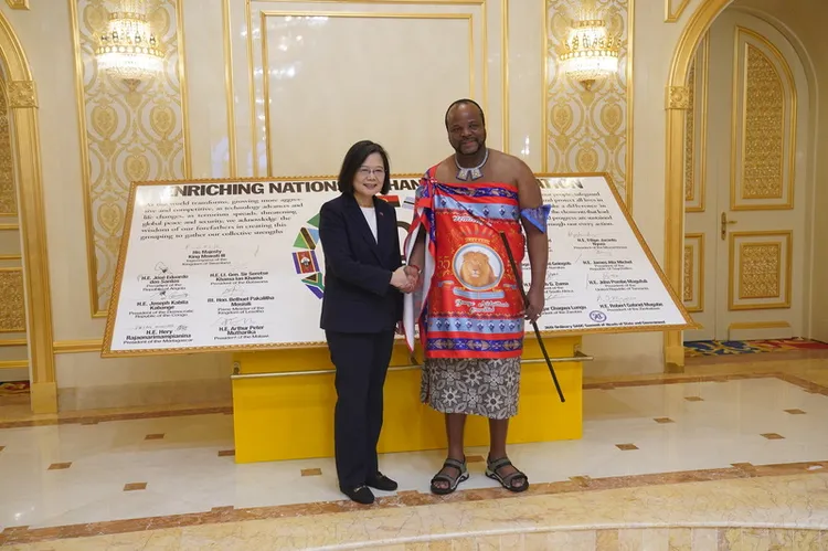 總統蔡英文（左）當地時間下午4時抵達友邦史瓦帝 尼，隨即前往滿都樓（Mandvulo）國際會議廳，與國 王恩史瓦帝三世（Mswati III）（右）會面，兩國元首 將進行會談及共同見證合作文件簽署儀式。 中央社