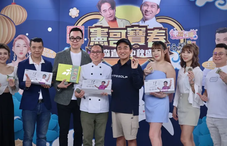 吳宗憲（右四起）、吳寶春、王世均及一群直播主今晚齊聚東森中和棚。林林攝