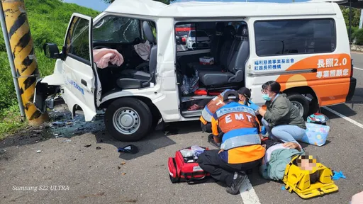 養護中心交通車撞電桿!老殘住民受困 警消急拆車門救出3人