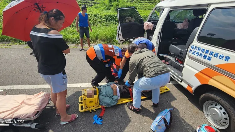 80歲老伯遭頸圈固定運上擔架後送醫。讀者提供