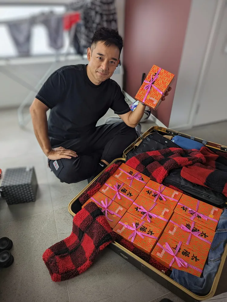 前主播岑永康樂當「女兒傻瓜」，只因在紐西蘭女兒一句想吃太陽餅，他一口氣買了至少10盒塞滿行李箱。翻攝臉書「岑永康張珮珊窩幸福」