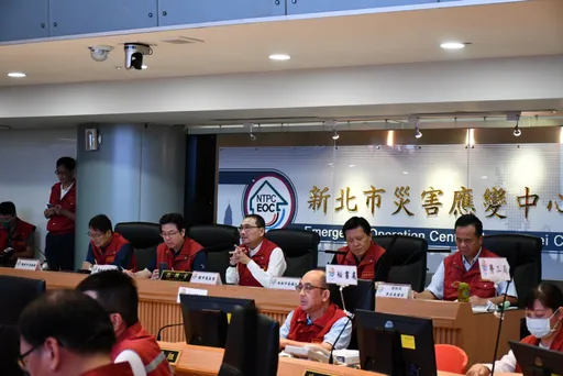 新北下午起豪雨強風漸大 侯友宜籲龍洞、東北角勿觀浪、戲水否則開罰