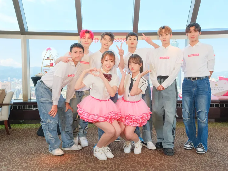 VERA與AKB48 Team TP李佳俐（前排左）、翁彤薰（前排右）。 《美麗佳人》提供