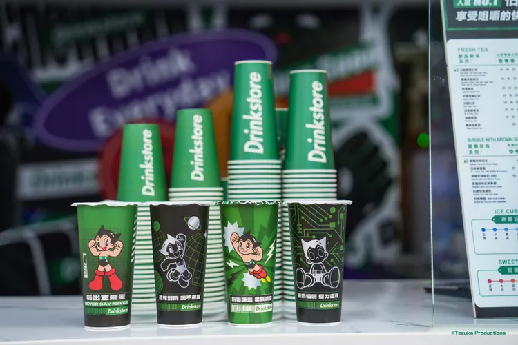 原子小金剛活動期間現身於Drinkstore X Astro Boy聯名限定飲料大杯飲品紙杯上，一共有4款設計。業者提供