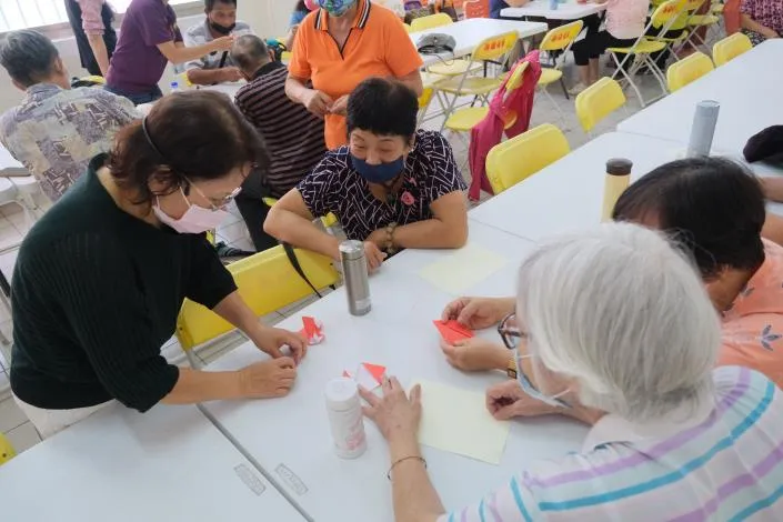 長輩們折紙體驗。新竹縣府提供