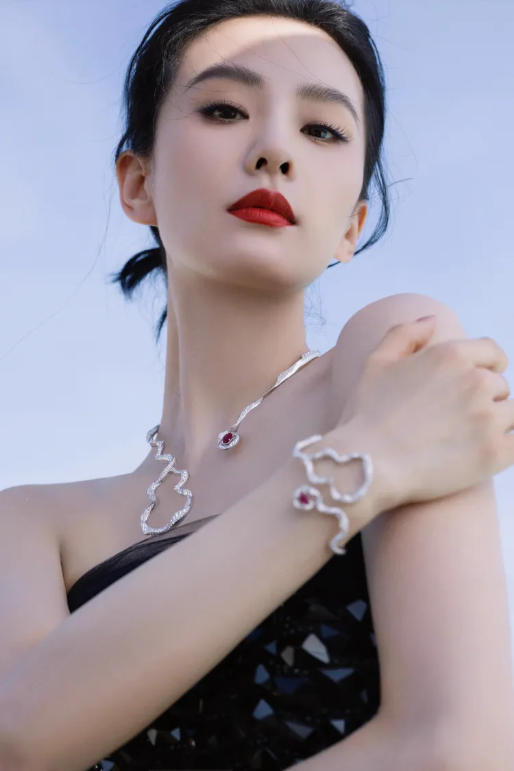 劉詩詩今年5月佩戴Qeelin高級珠寶現身坎城影展。品牌提供