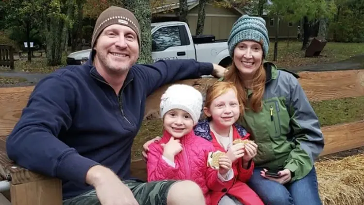 帕克森（左）生前與妻小們合影。翻攝自《紐約郵報》