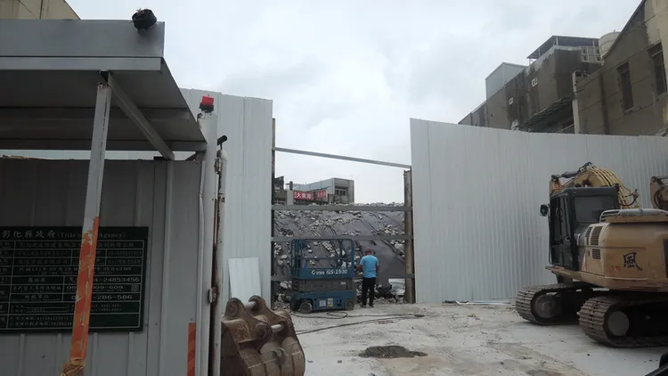 彰化喬友大樓拆除工作進入尾聲，15層大樓已被夷為平地。彰化喬友大樓都更會21日表示，未來將規劃興建地上27層、地下4層的住商混合大樓。中央社
