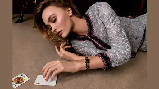 星二代香奈兒腕錶不離手 連「玩牌」都捨不得摘