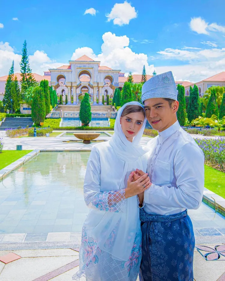 祖雄穿紗籠、佳娜包頭巾拍婚紗照。翻攝祖雄IG