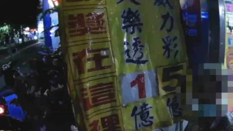 員警到場了解迷途老翁狀況。翻攝畫面