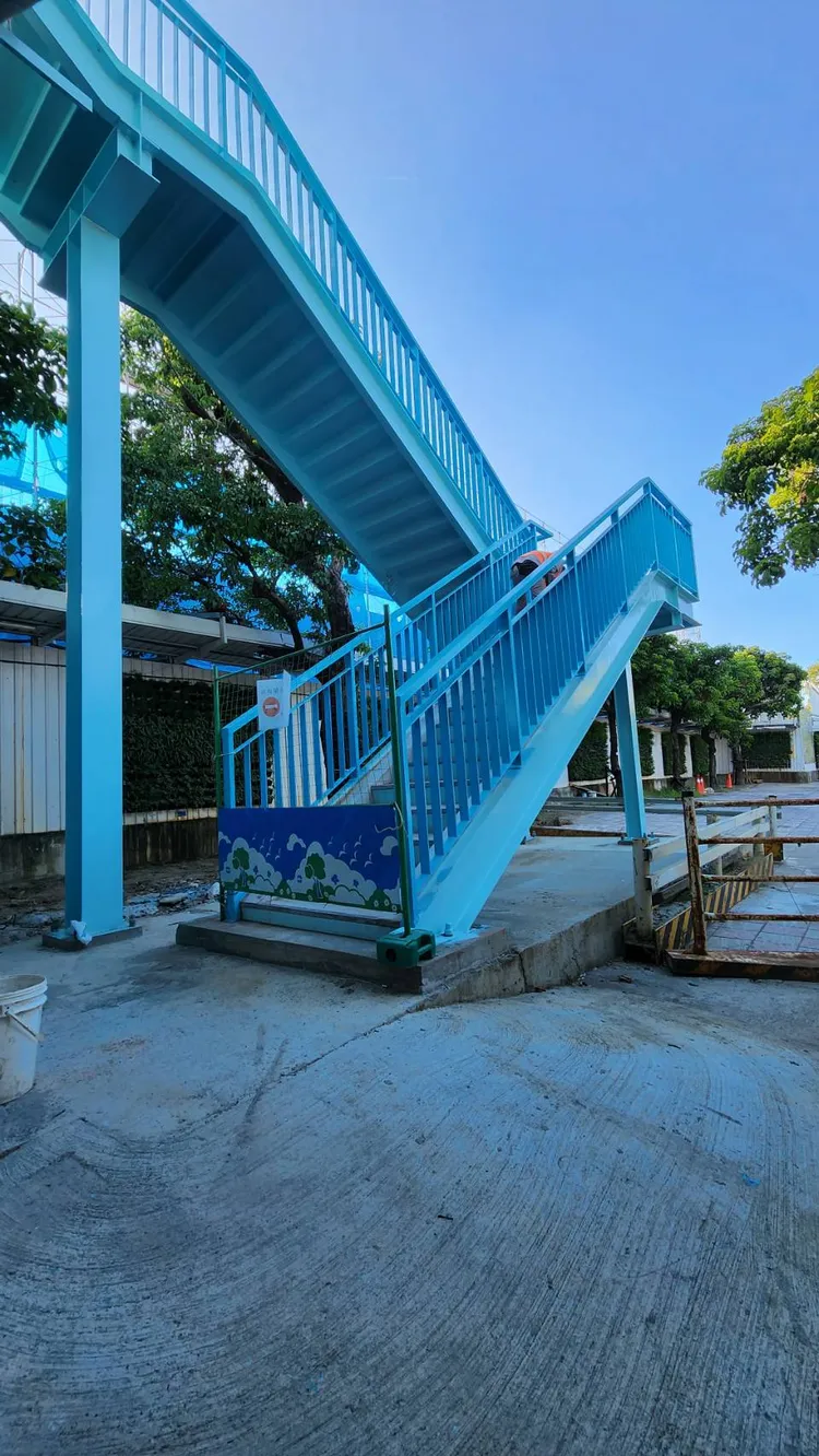 民權大橋松山端下游側上下人行樓梯。新工處提供