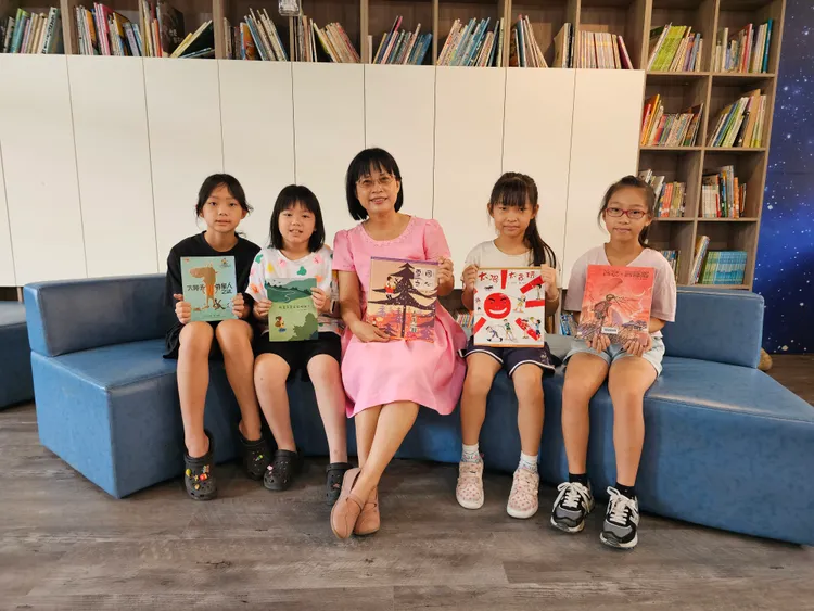 雲林縣下崙國小校長黃淑玲（中）長年推動閱讀素養教學。教育部提供