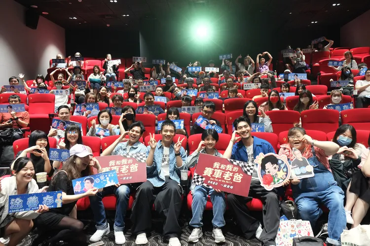 孫綻、陳澤耀、陳少卉、涂善存與一同跟包場的鐵粉們合影。采昌國際多媒體提供