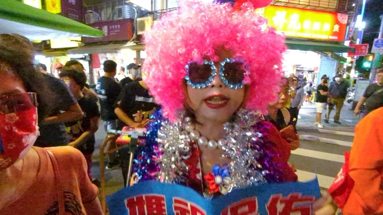 激動姊痛斥侯友宜背信棄義。蘇柏銓攝