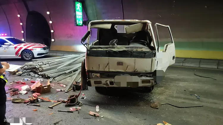 警方封閉八卦山隧道東向路段，1小時後完成掉落物清除。民眾提供