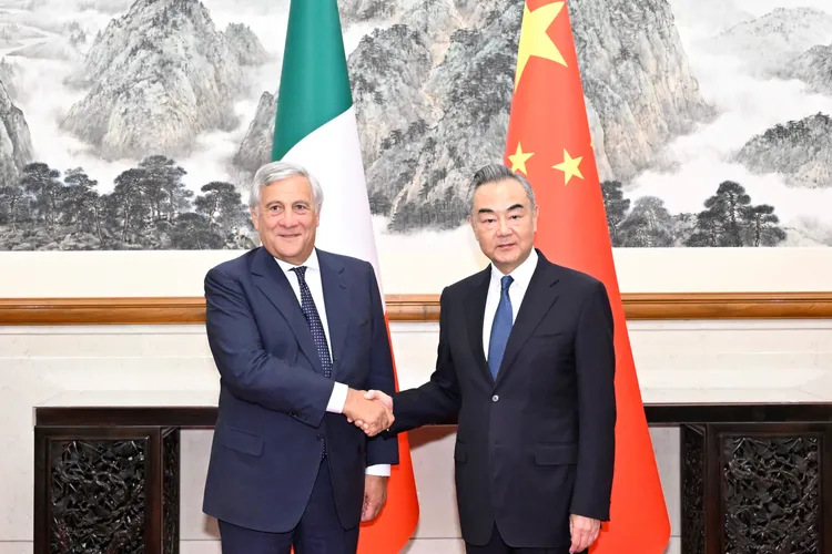 塔加尼與王毅會晤。美聯社