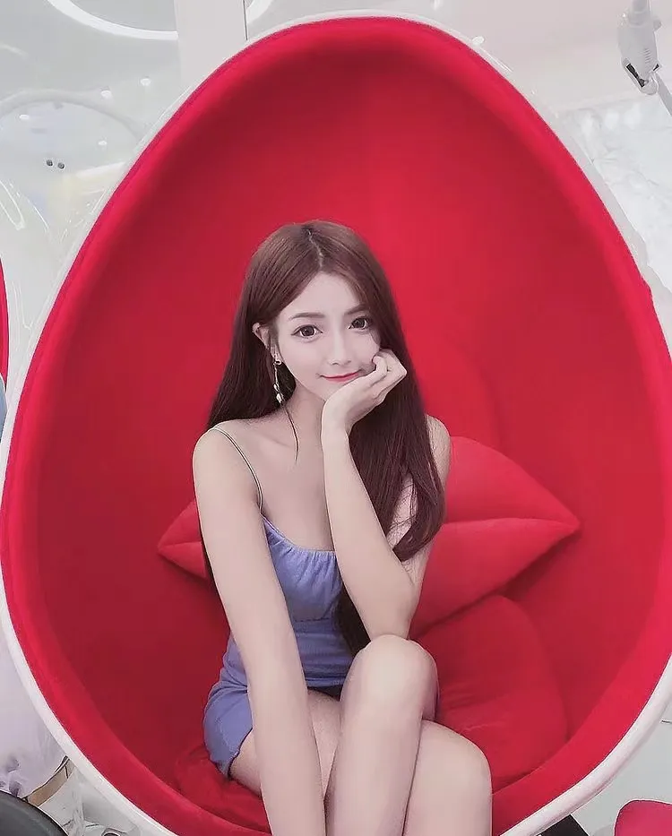 浪LIVE主播琳琳時尚感十足。