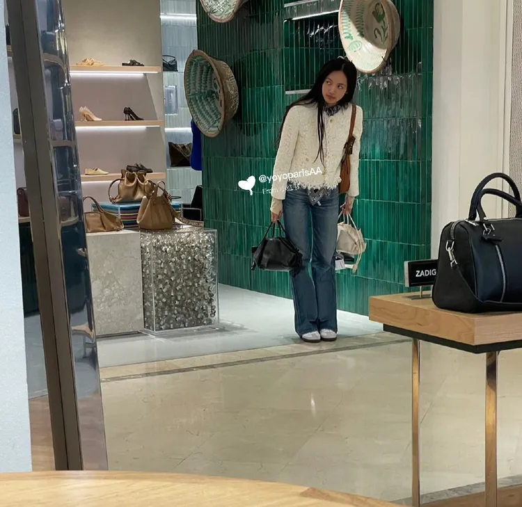 網友表示Lisa在巴黎百貨公司買LOEWE包。翻攝yoyoparisAA小紅書