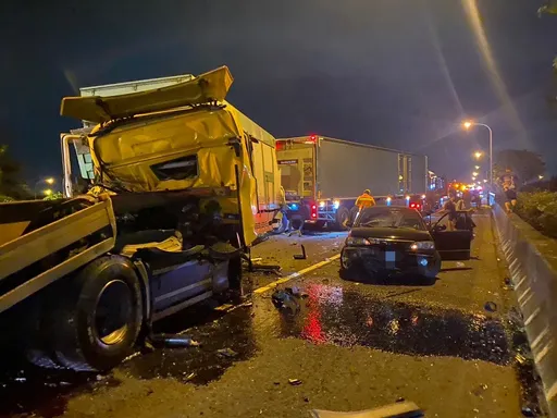 國1高雄岡山段5車連環撞 釀1死4傷悲劇