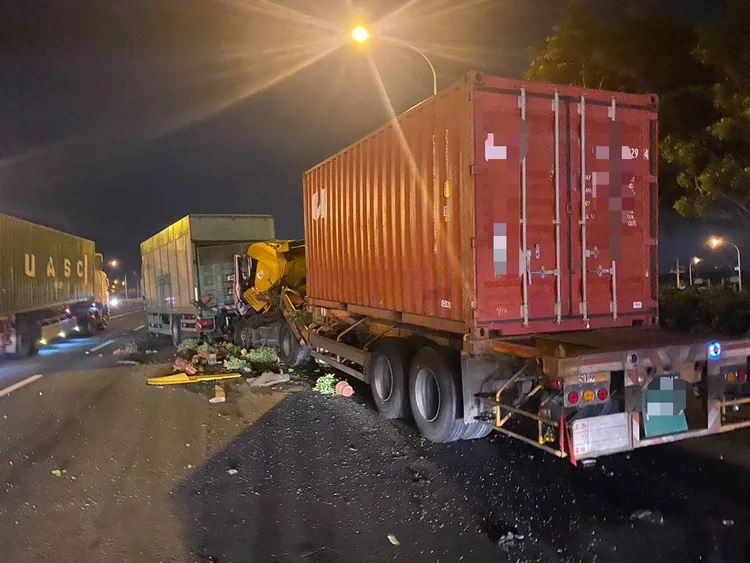 大貨車肇事接連追撞、推撞。警方提供