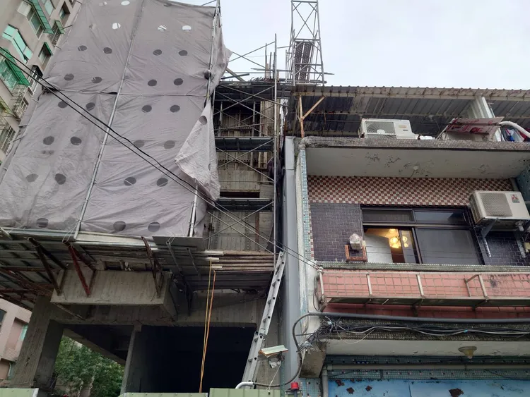 三重某建案灌漿爆模，導致隔壁民宅被水泥衝入，屋內一片狼藉。翻攝畫面