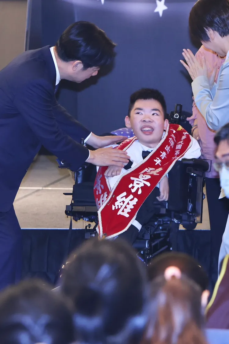 賴清德與本屆十傑之一的陳景維互動。林林攝