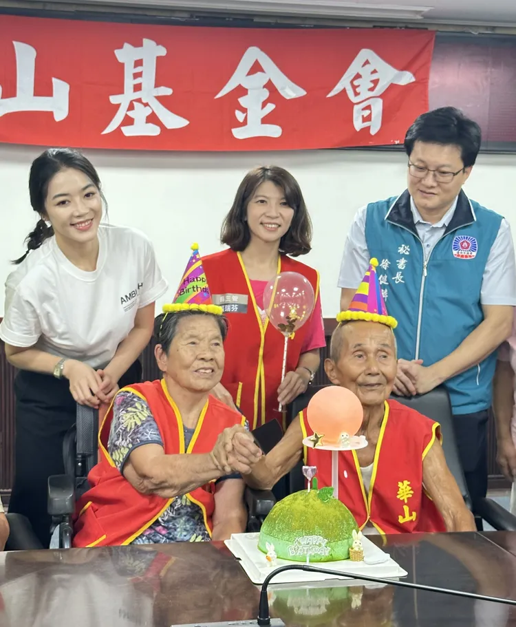 美女主播劉方慈與台南市議會秘書長徐健麟擔任送愛大使，親赴台南關懷失依、失能、失智的孤老。翻攝畫面