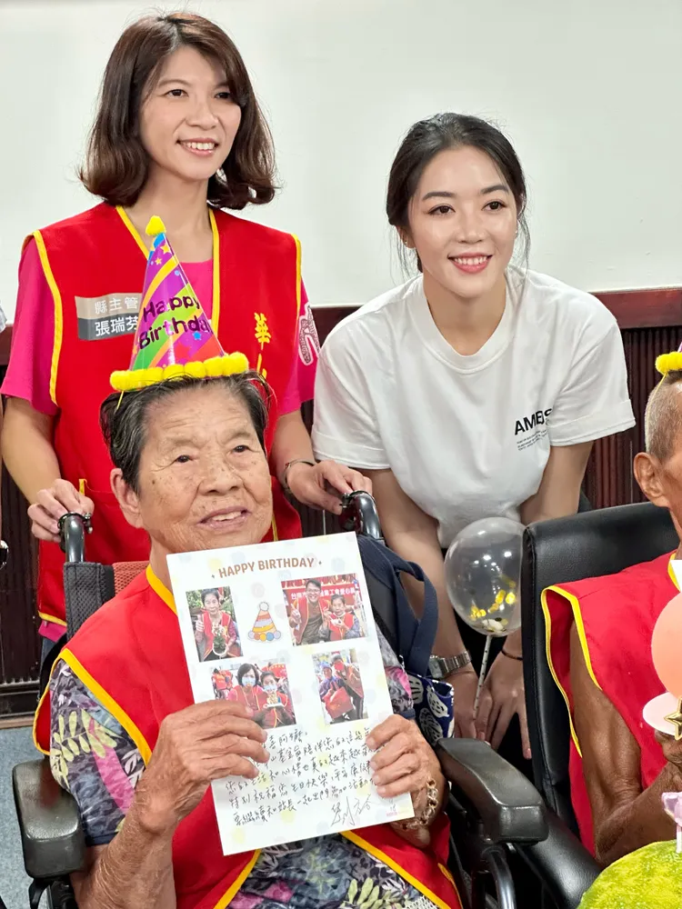 美女主播劉方慈擔任送愛大使，親赴台南關懷失依、失能、失智的孤老。翻攝畫面