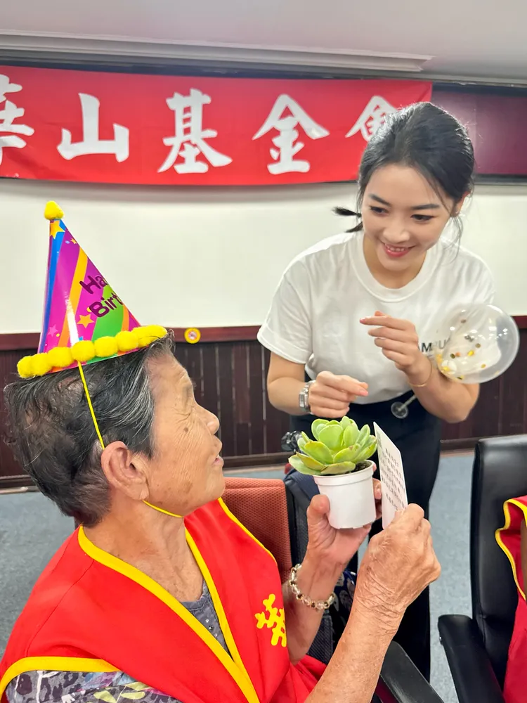 美女主播劉方慈擔任送愛大使，親赴台南關懷失依、失能、失智的孤老。翻攝畫面