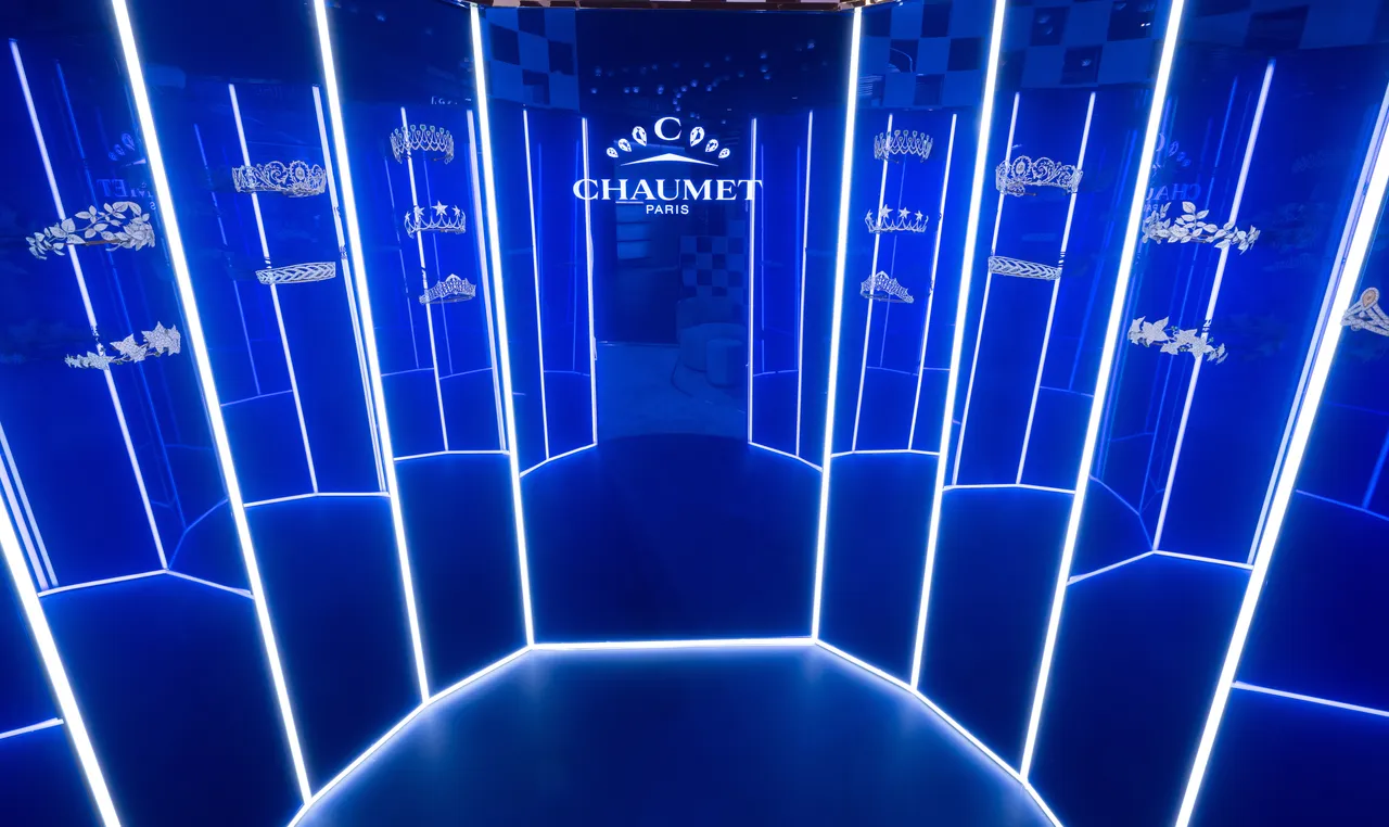 掛滿鎳銀冠冕模型的牆面是快閃店的內的拍照熱點。品牌提供