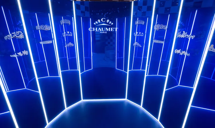 掛滿鎳銀冠冕模型的牆面是快閃店的內的拍照熱點。品牌提供