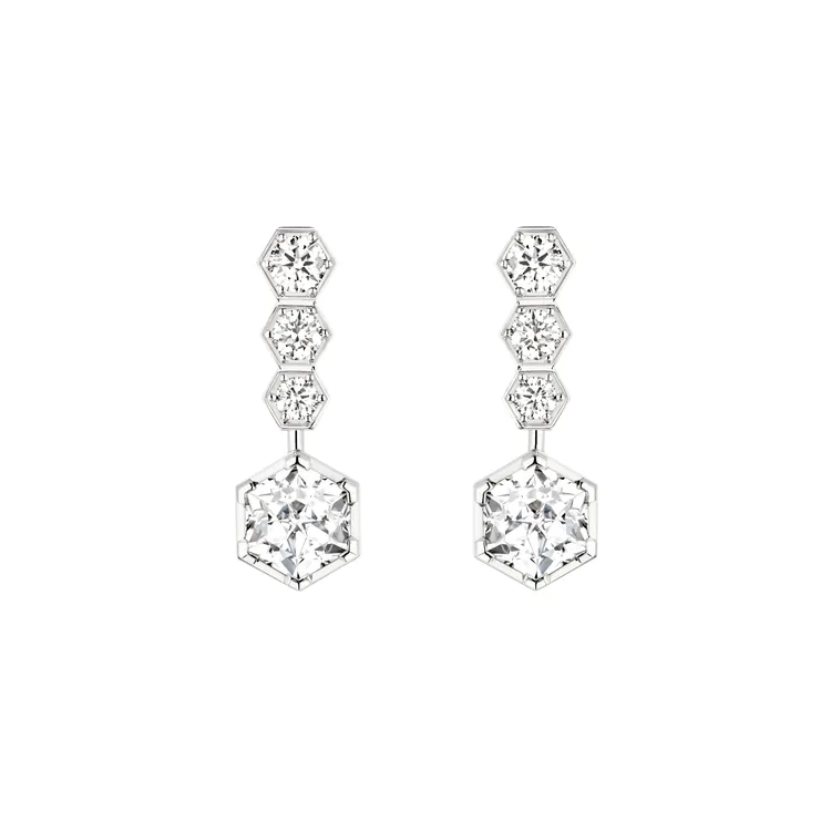 Bee My Love 18K白金耳環，價格店洽。品牌提供